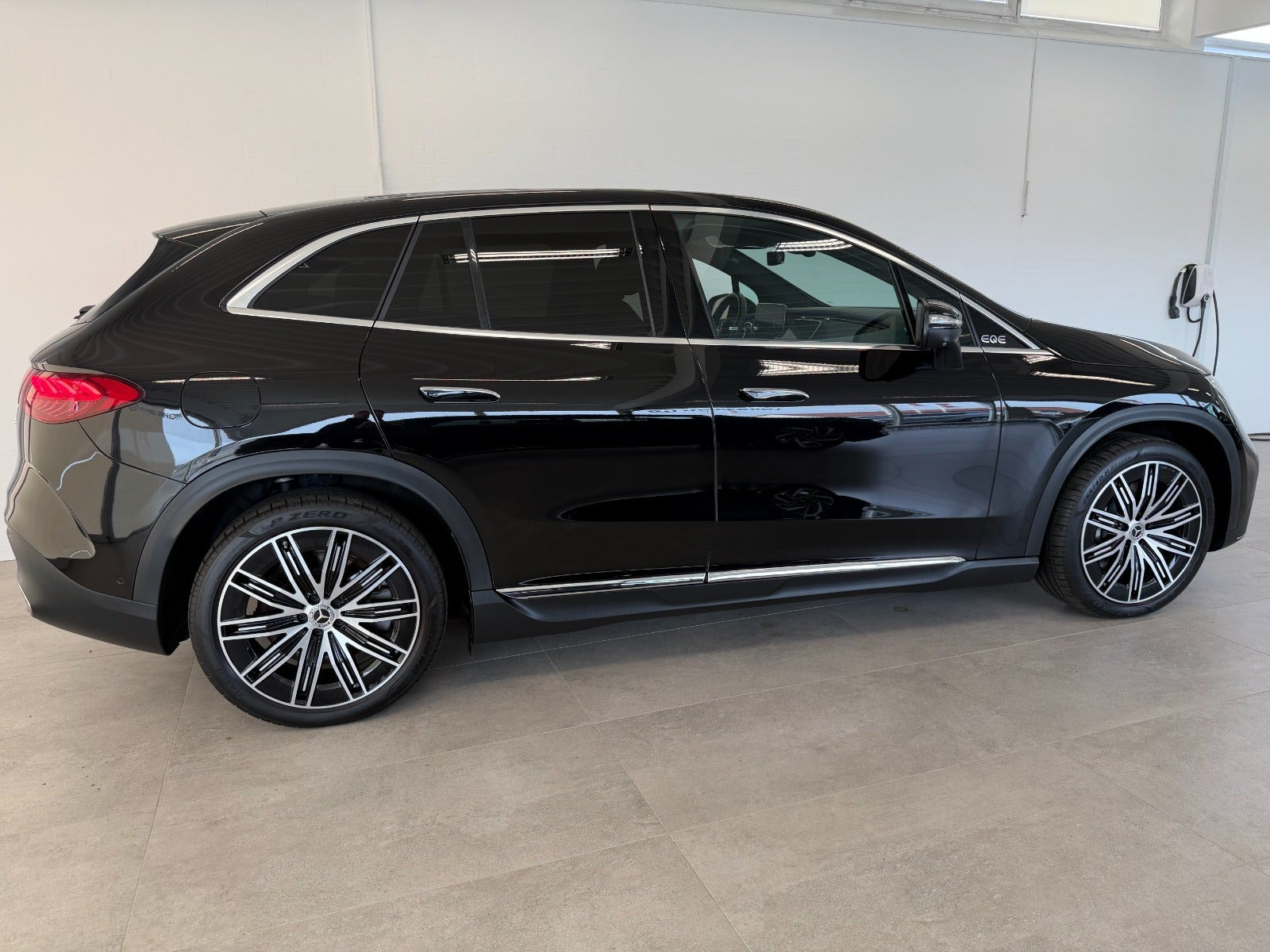Sort Mercedes EQE350 SUV fra 2024