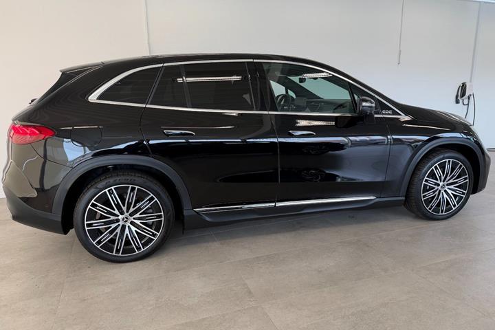 Sort Mercedes EQE350 SUV fra 2024