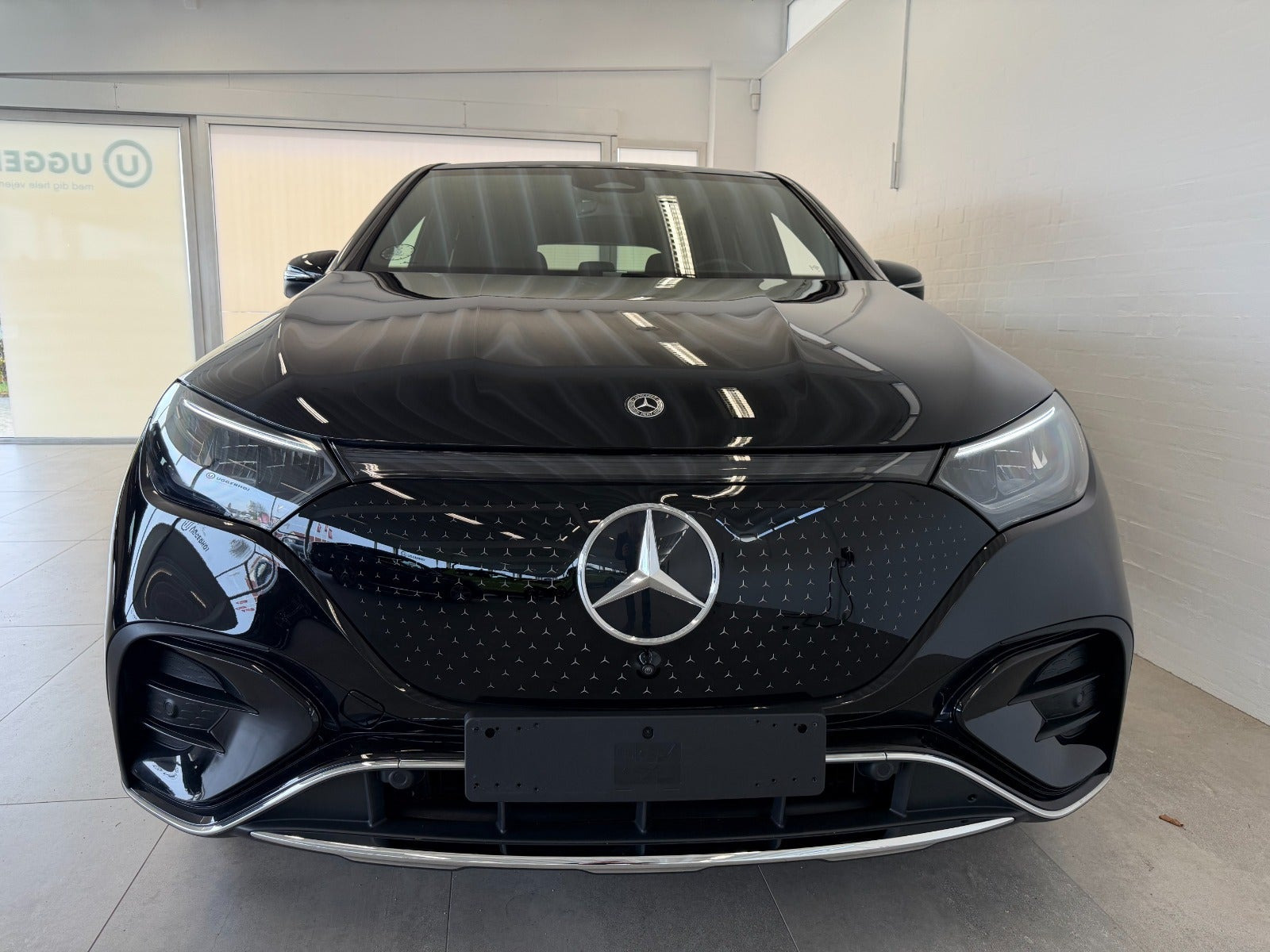 Sort Mercedes EQE350 SUV fra 2024