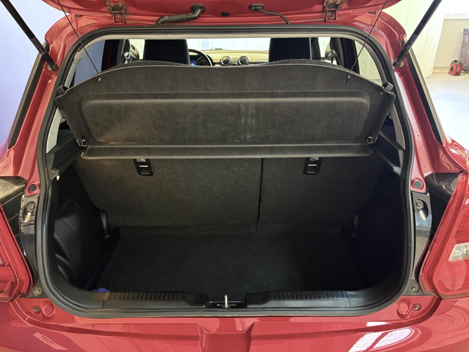 Rød Suzuki Swift fra 2018