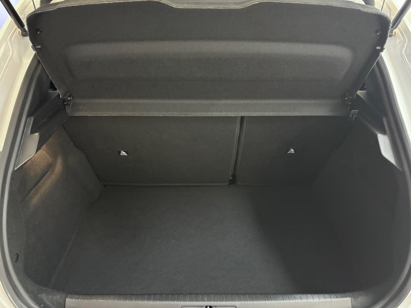 Hvid Peugeot 208 fra 2024