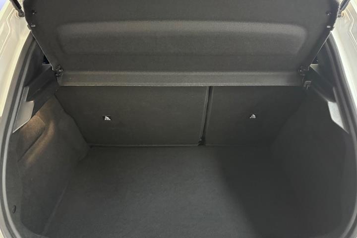 Hvid Peugeot 208 fra 2024