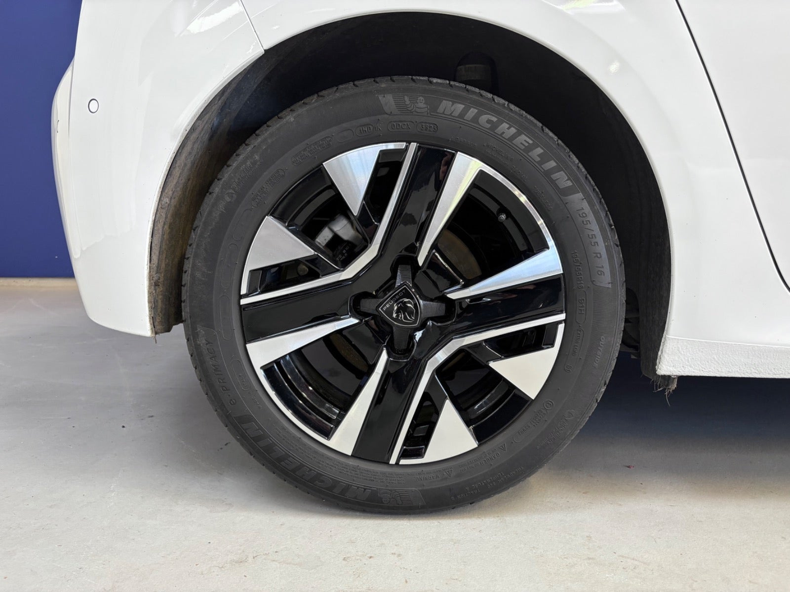 Hvid Peugeot 208 fra 2024