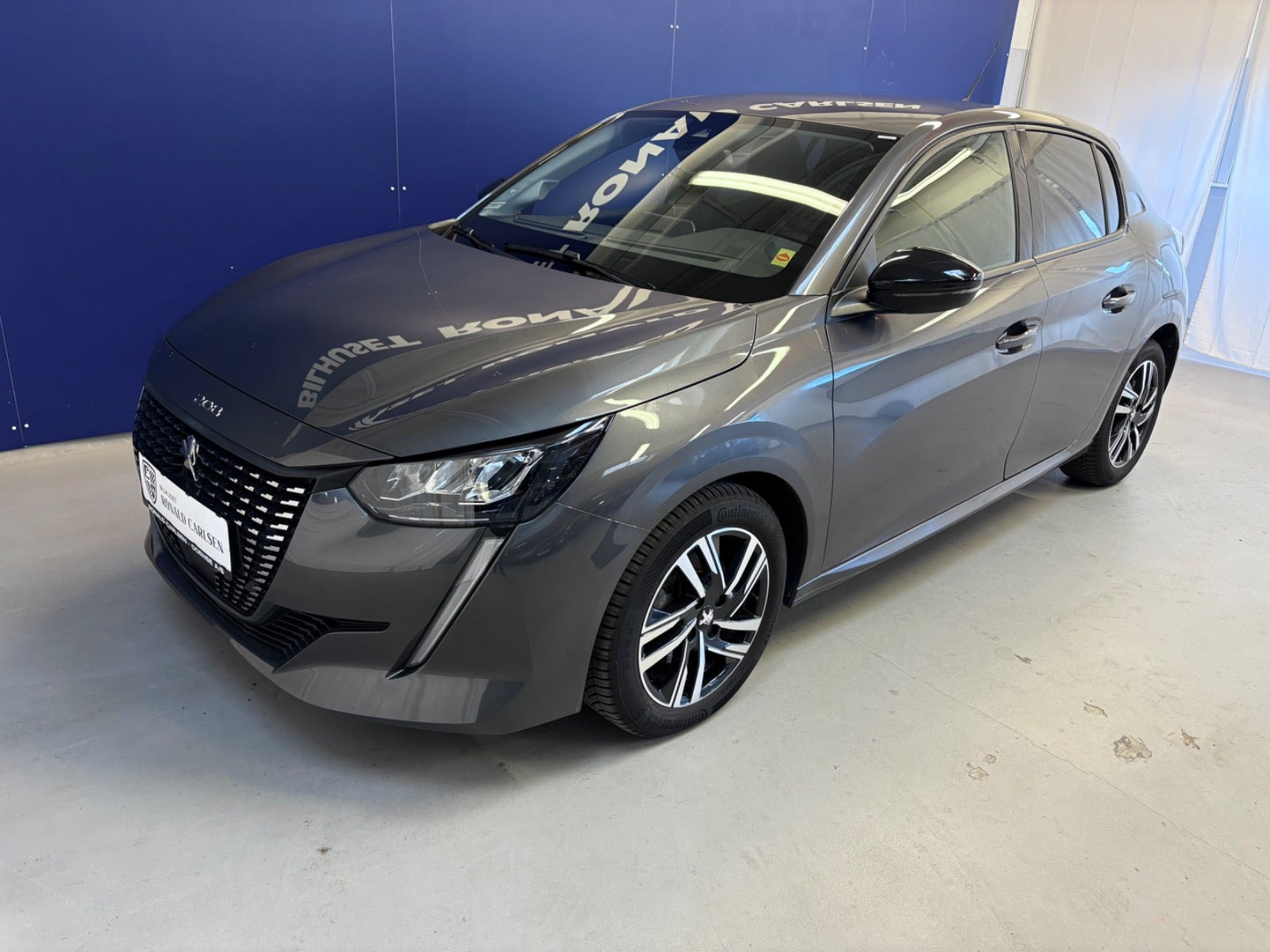 Grå Peugeot 208 fra 2023