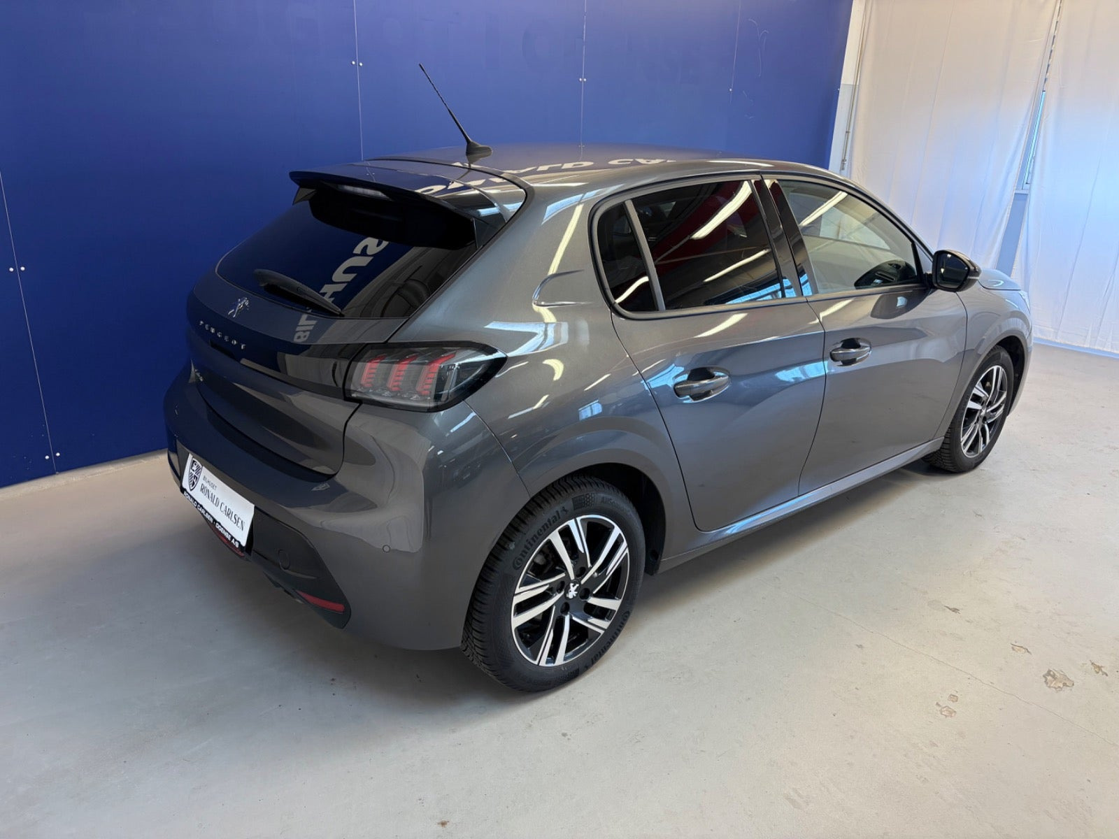 Grå Peugeot 208 fra 2023