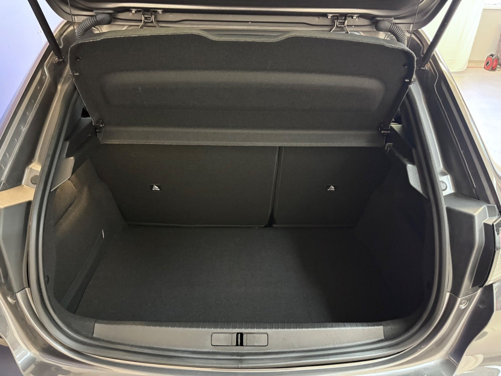 Grå Peugeot 208 fra 2023