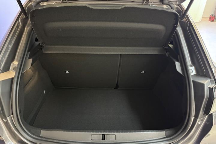 Grå Peugeot 208 fra 2023