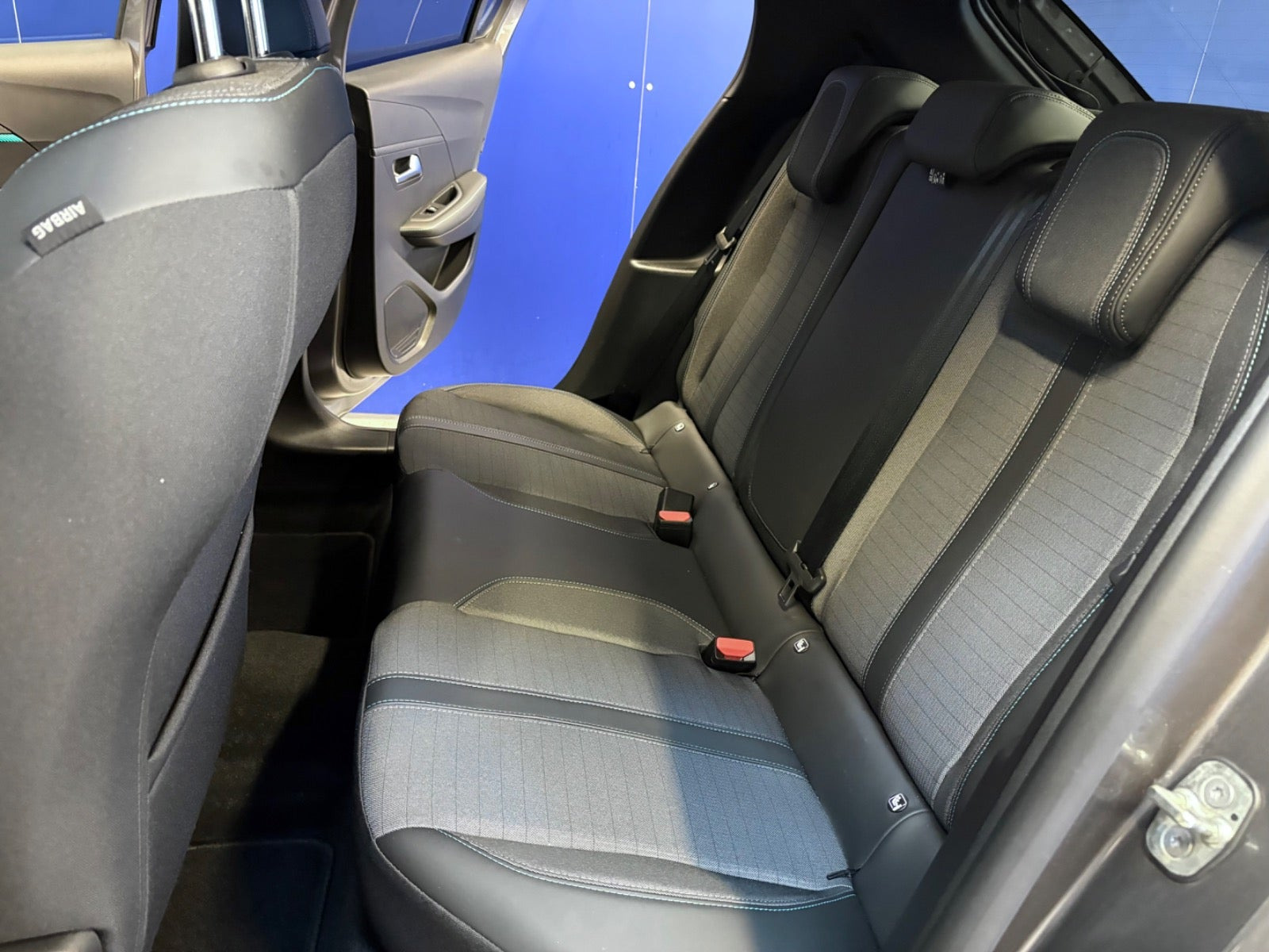 Grå Peugeot 208 fra 2023