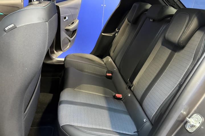 Grå Peugeot 208 fra 2023