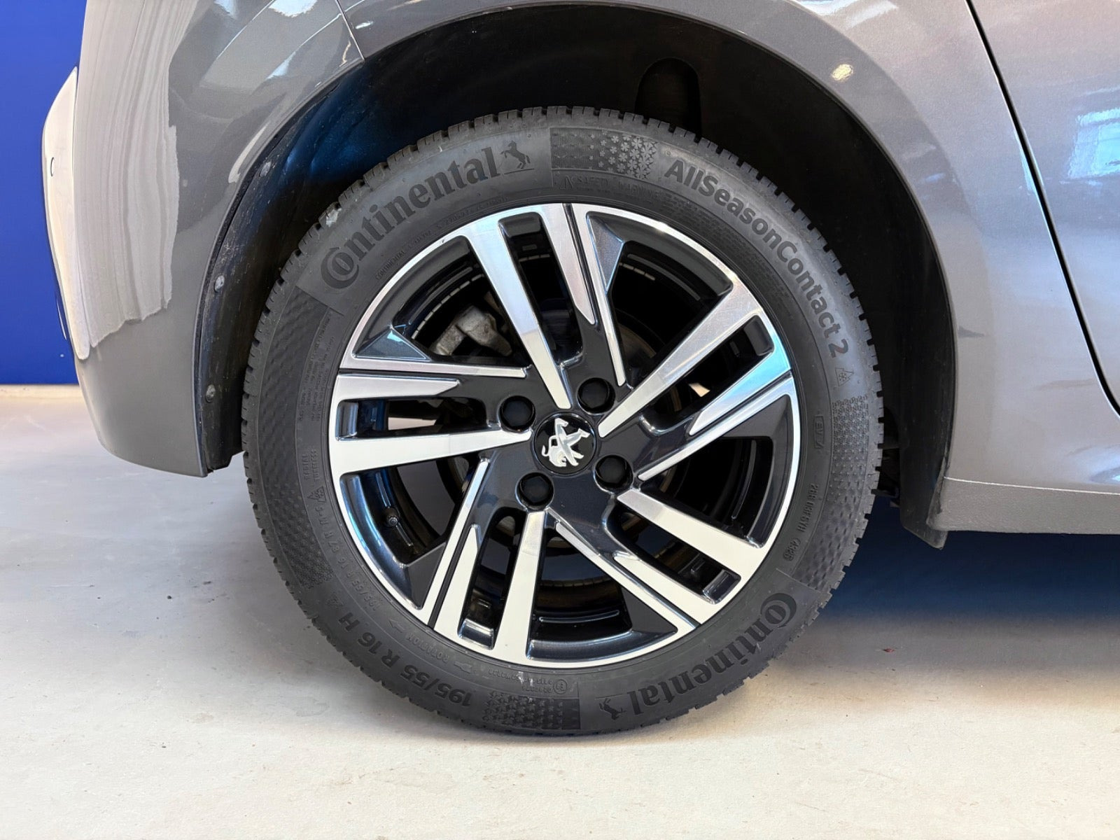 Grå Peugeot 208 fra 2023