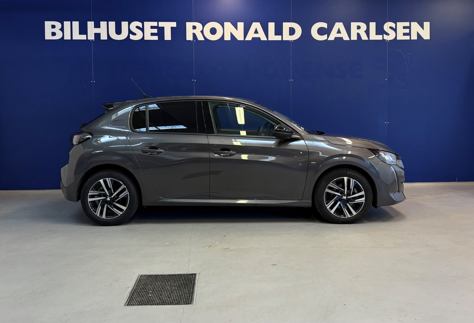 Grå Peugeot 208 fra 2023