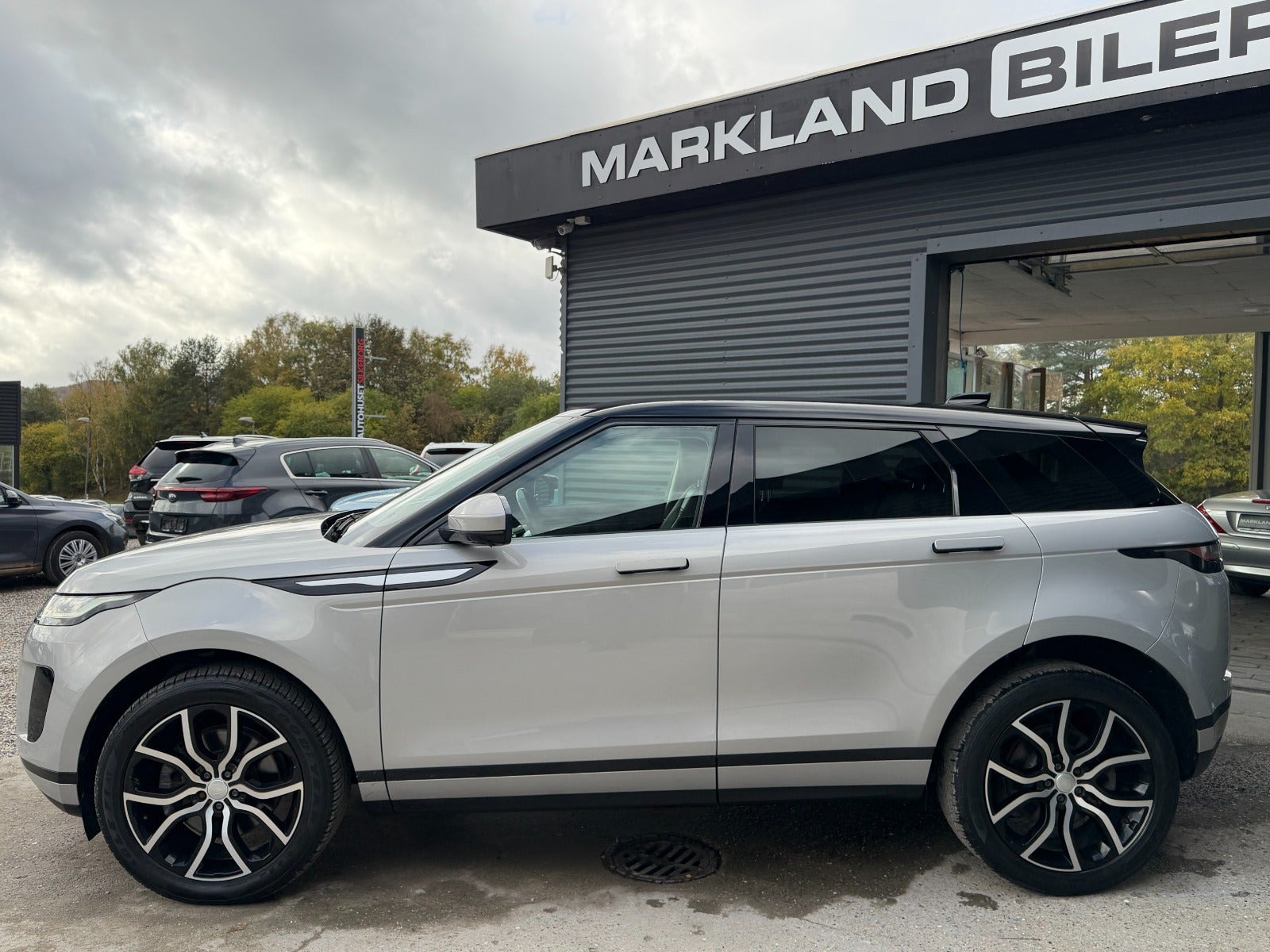 Grå Land Rover Range Rover evoque fra 2020