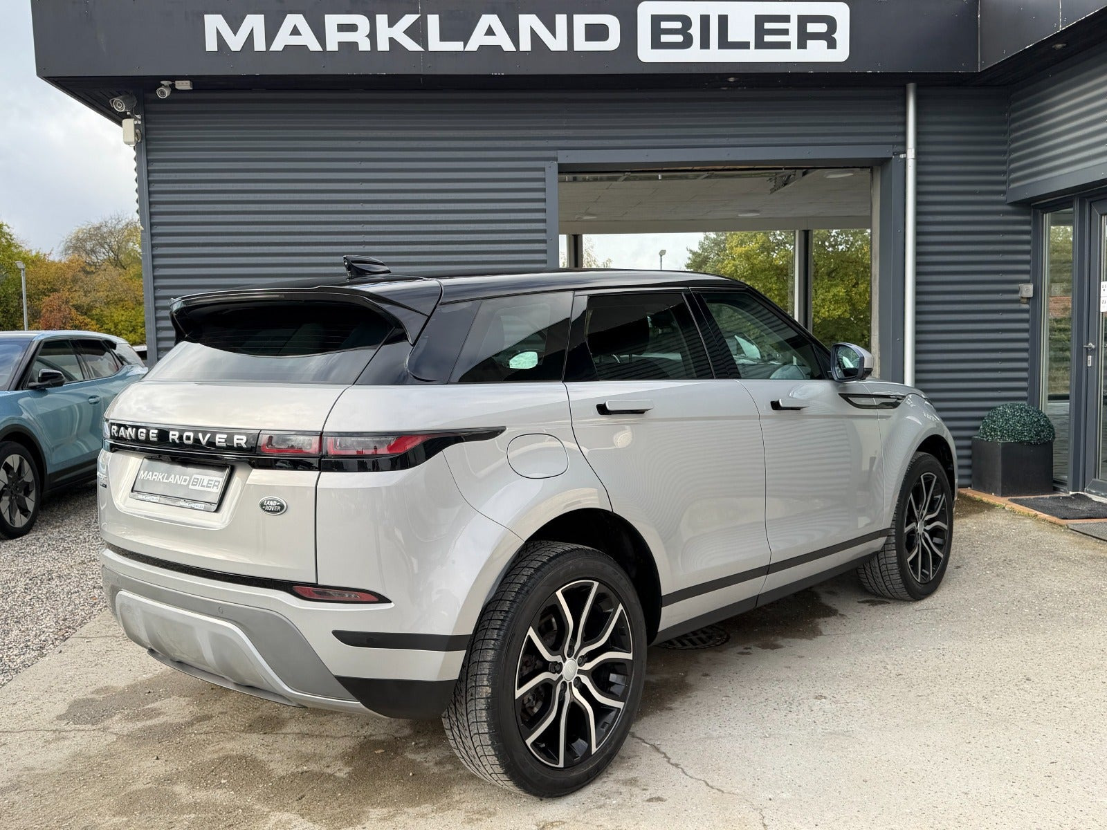 Grå Land Rover Range Rover evoque fra 2020