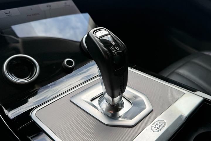 Grå Land Rover Range Rover evoque fra 2020
