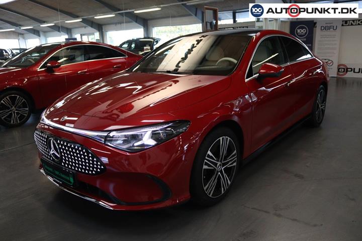 Rød Mercedes CLA250+ fra 2025