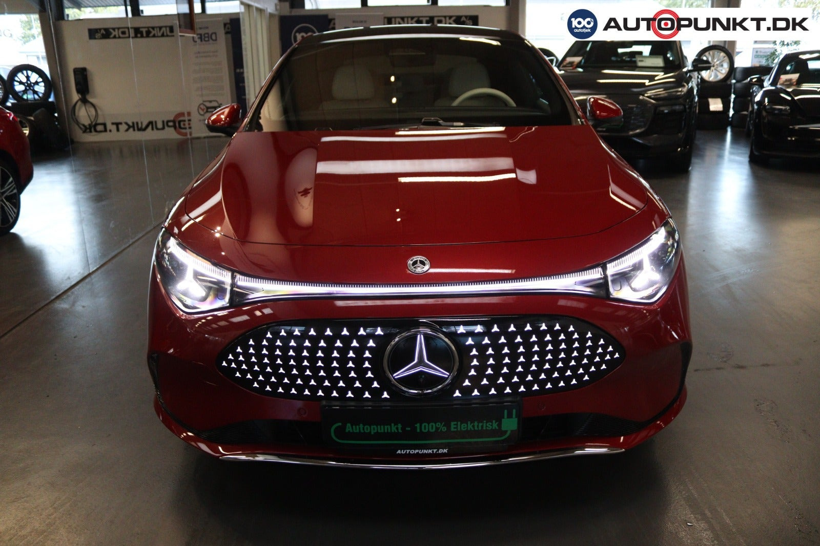 Rød Mercedes CLA250+ fra 2025