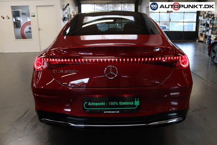 Rød Mercedes CLA250+ fra 2025