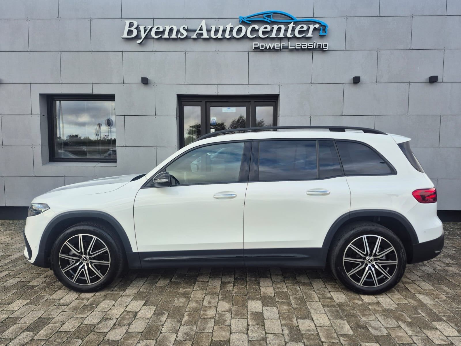Hvid Mercedes EQB250+ fra 2025