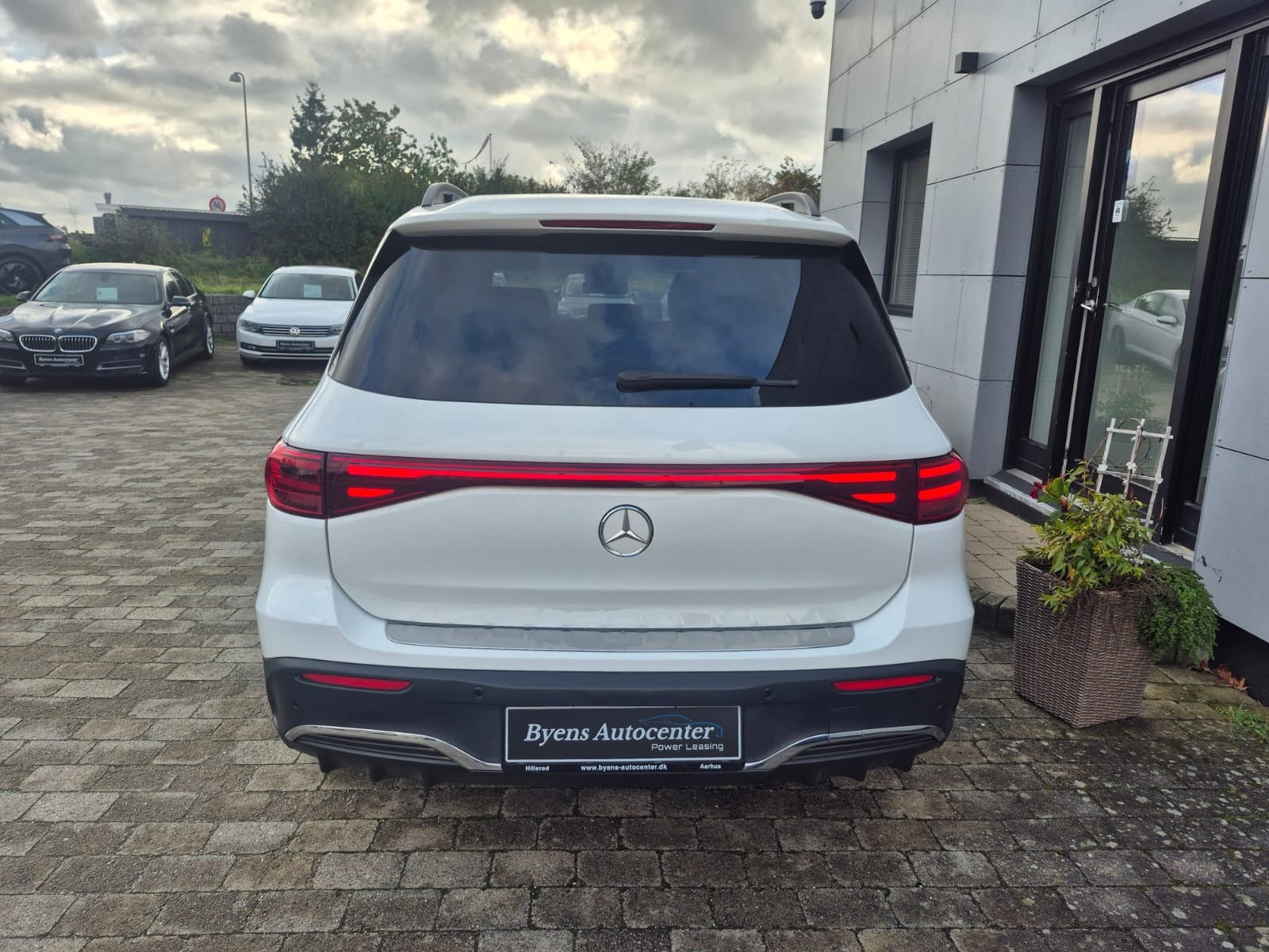 Hvid Mercedes EQB250+ fra 2025