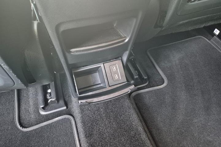 Hvid Mercedes EQB250+ fra 2025