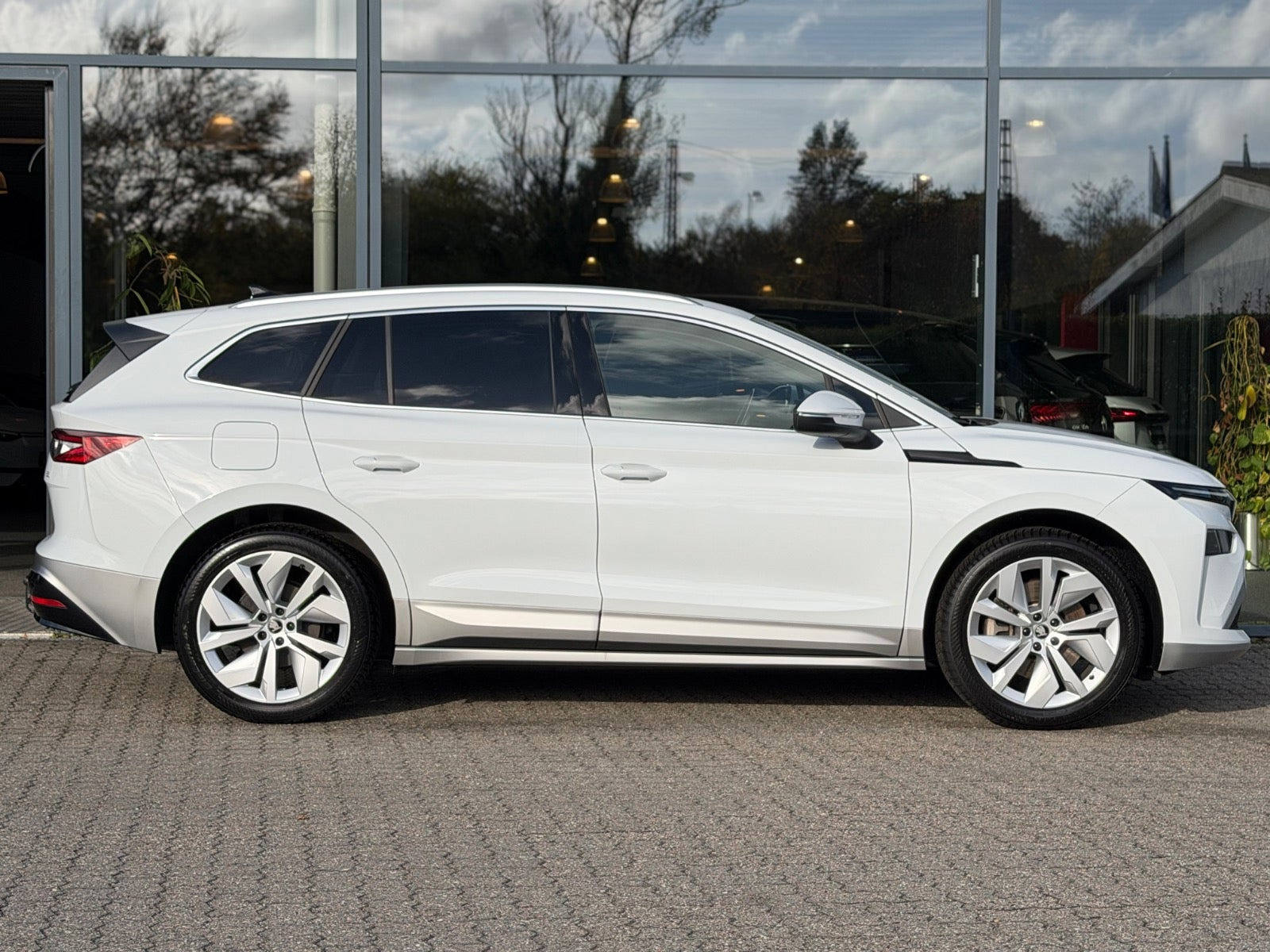 Hvid Skoda Enyaq fra 2026