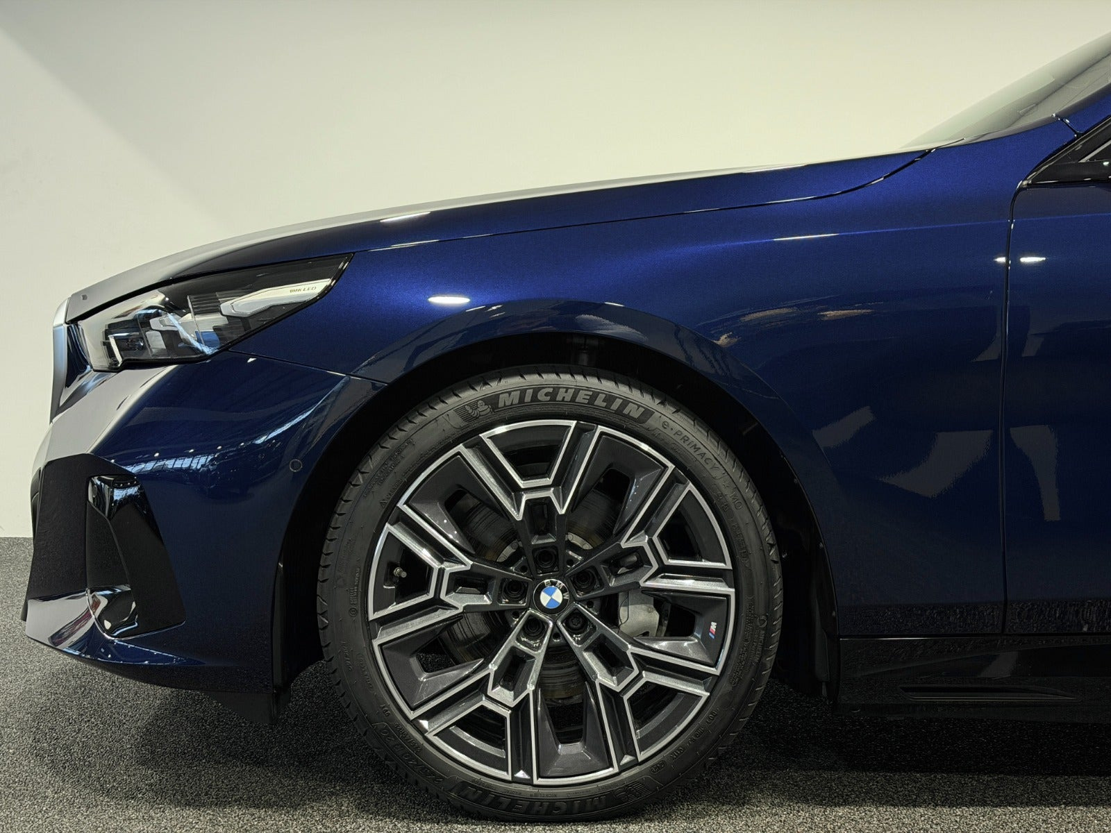 Blå BMW i5 fra 2026