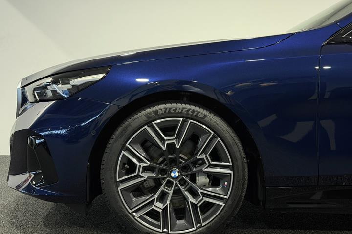 Blå BMW i5 fra 2026