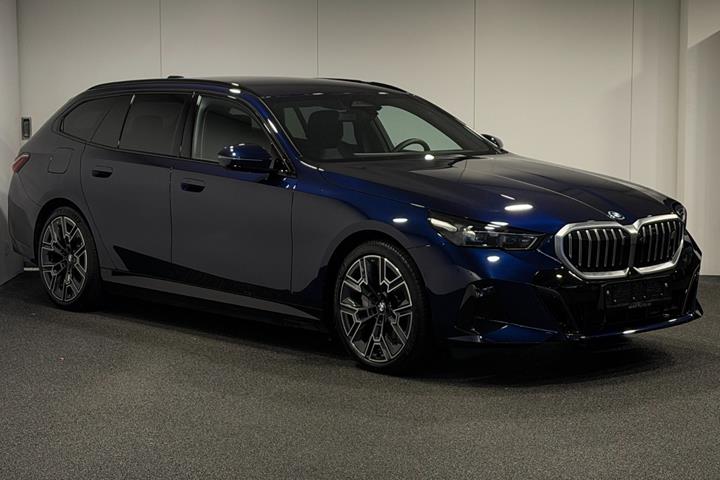 Blå BMW i5 fra 2026