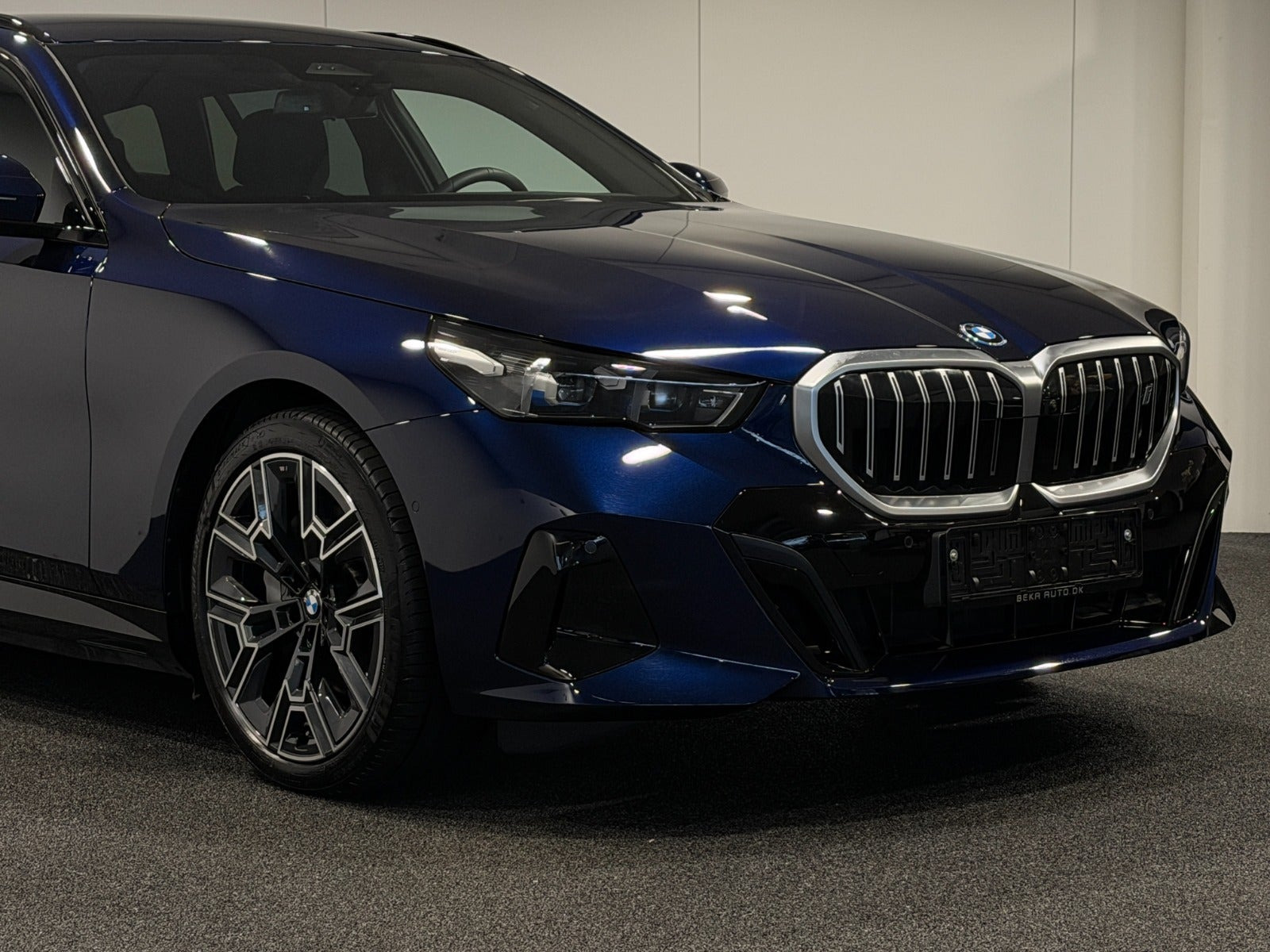 Blå BMW i5 fra 2026
