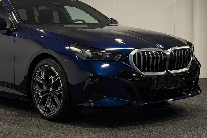 Blå BMW i5 fra 2026