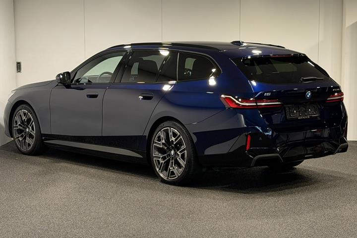 Blå BMW i5 fra 2026