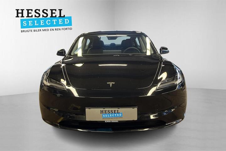 Sort Tesla Model 3 fra 2024