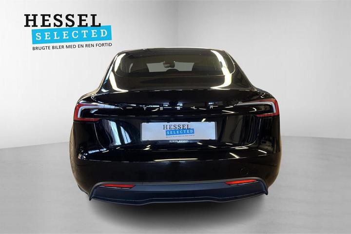 Sort Tesla Model 3 fra 2024