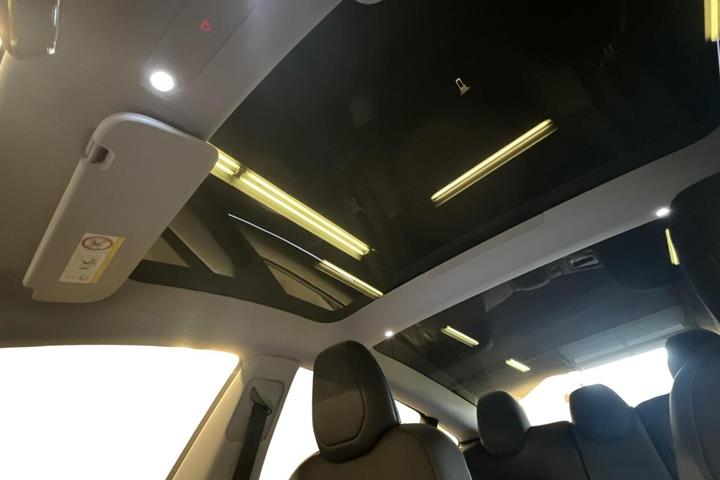 Sort Tesla Model 3 fra 2024