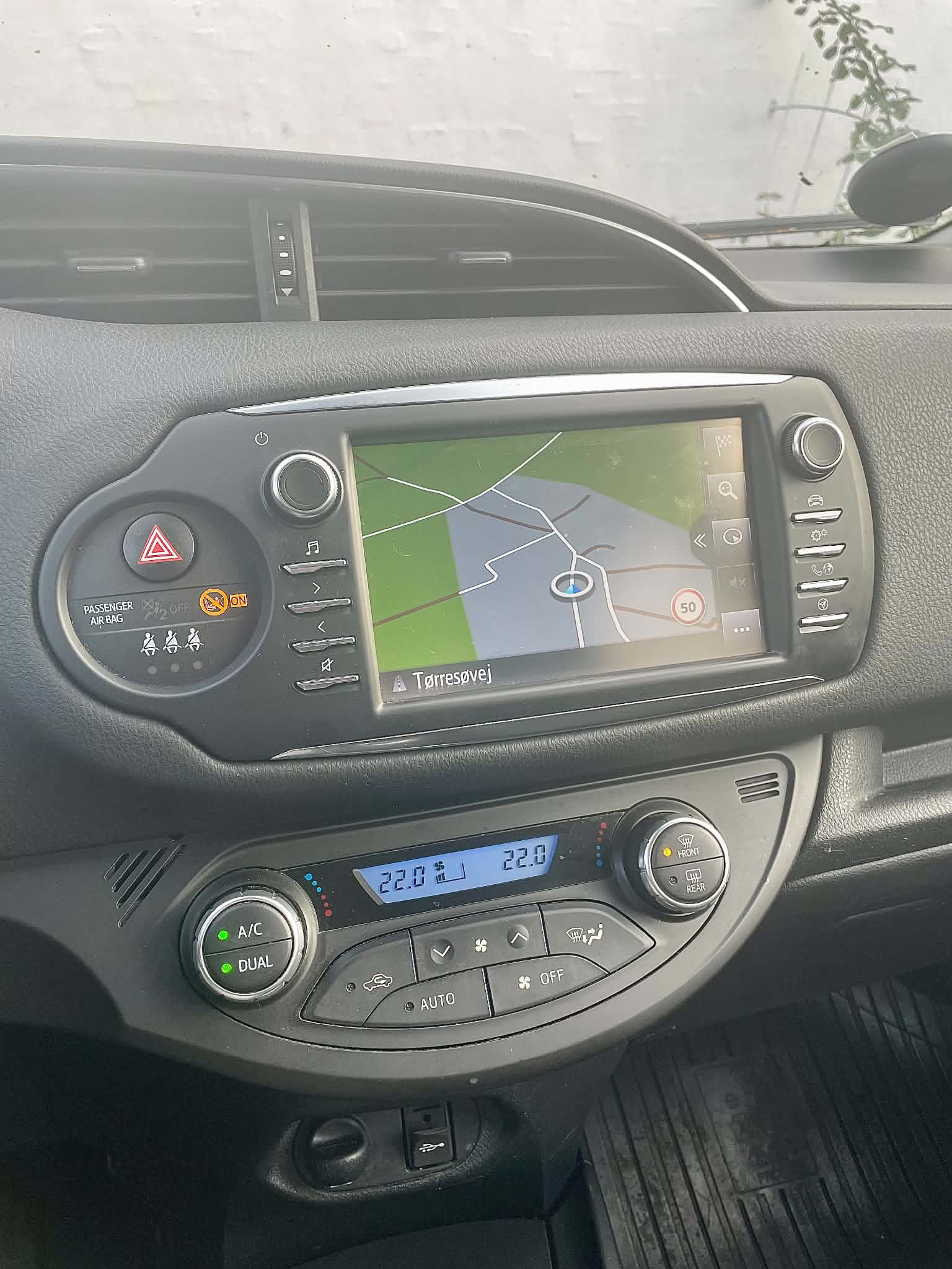 Grå Toyota Yaris fra 2019