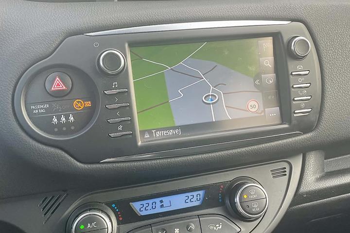 Grå Toyota Yaris fra 2019
