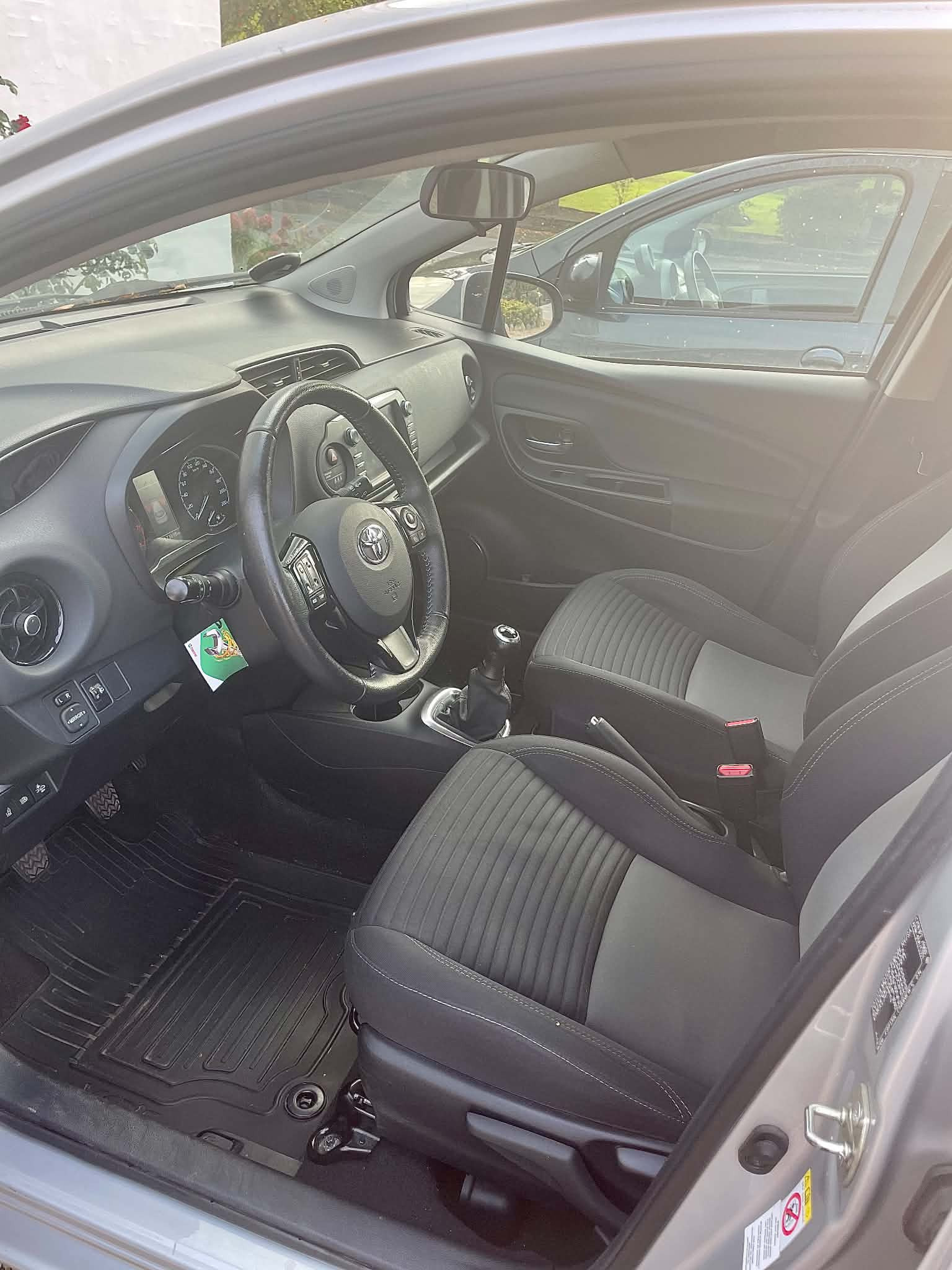 Grå Toyota Yaris fra 2019