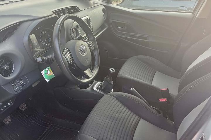 Grå Toyota Yaris fra 2019