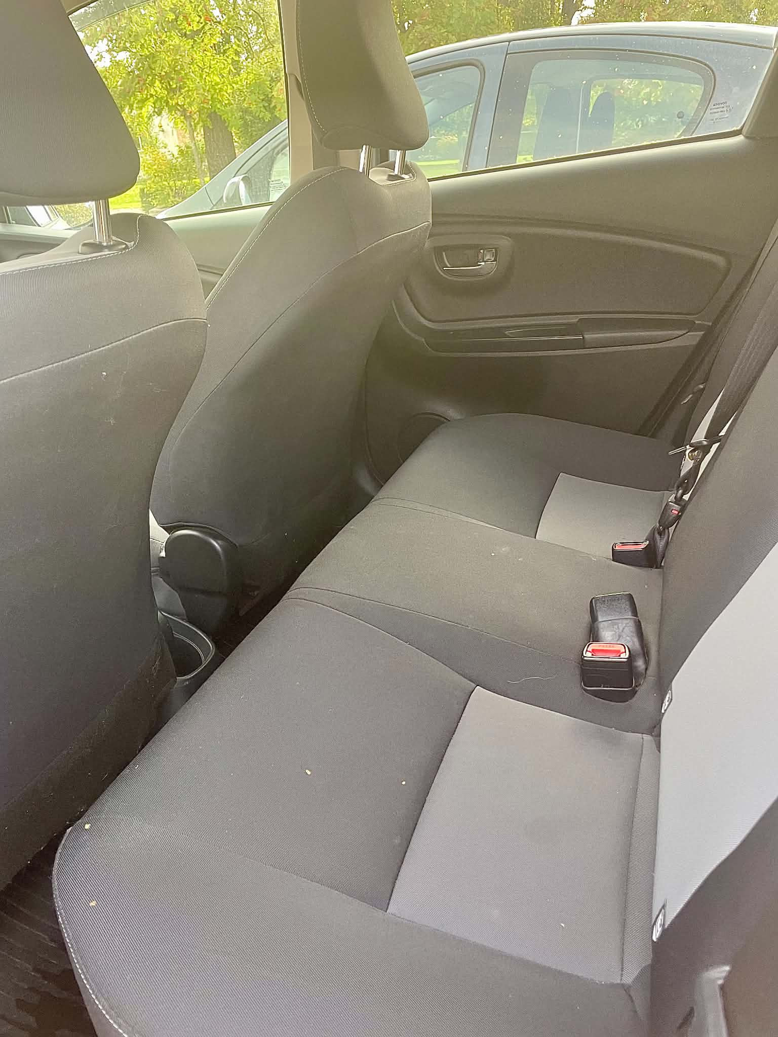 Grå Toyota Yaris fra 2019