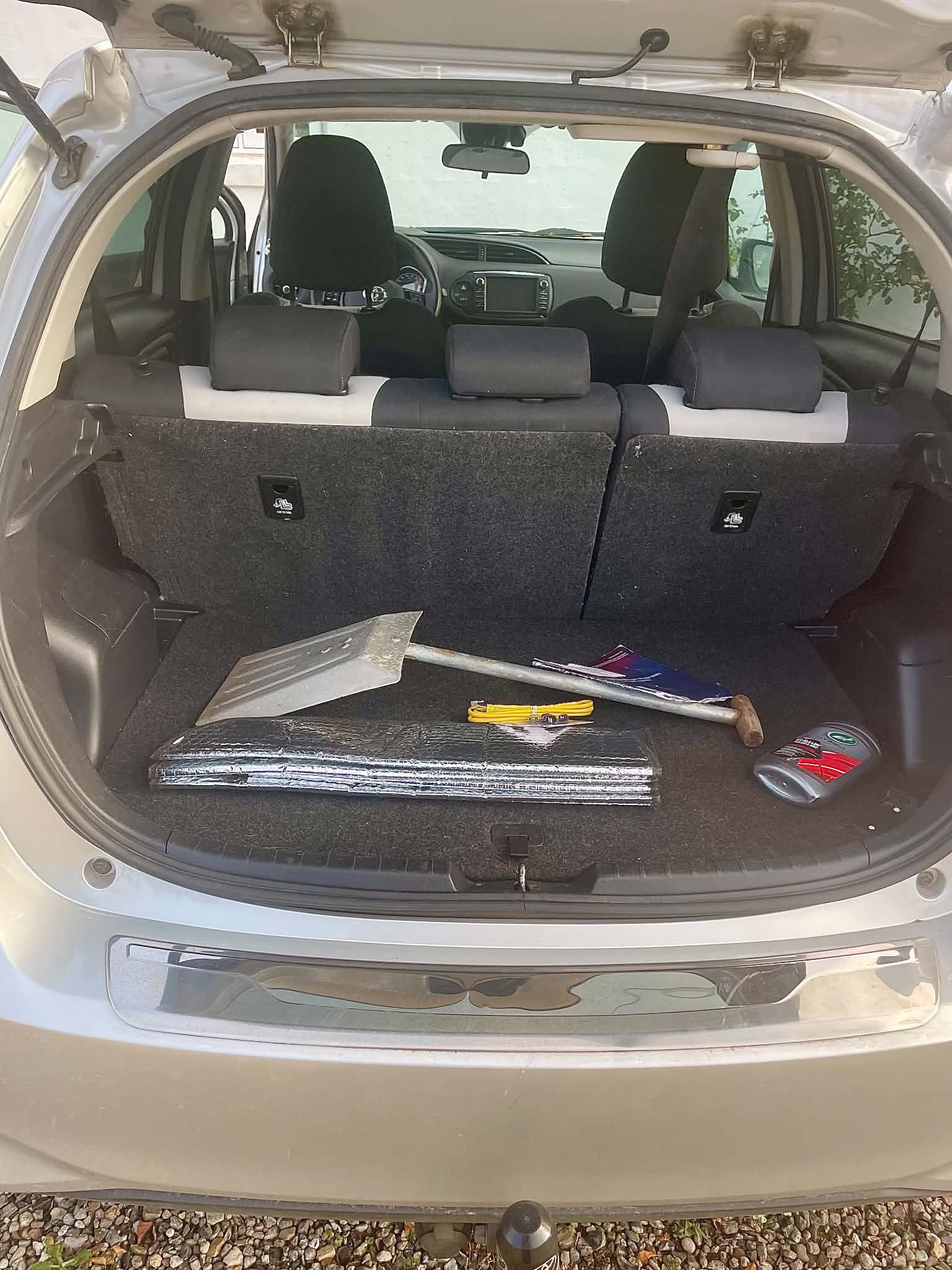 Grå Toyota Yaris fra 2019