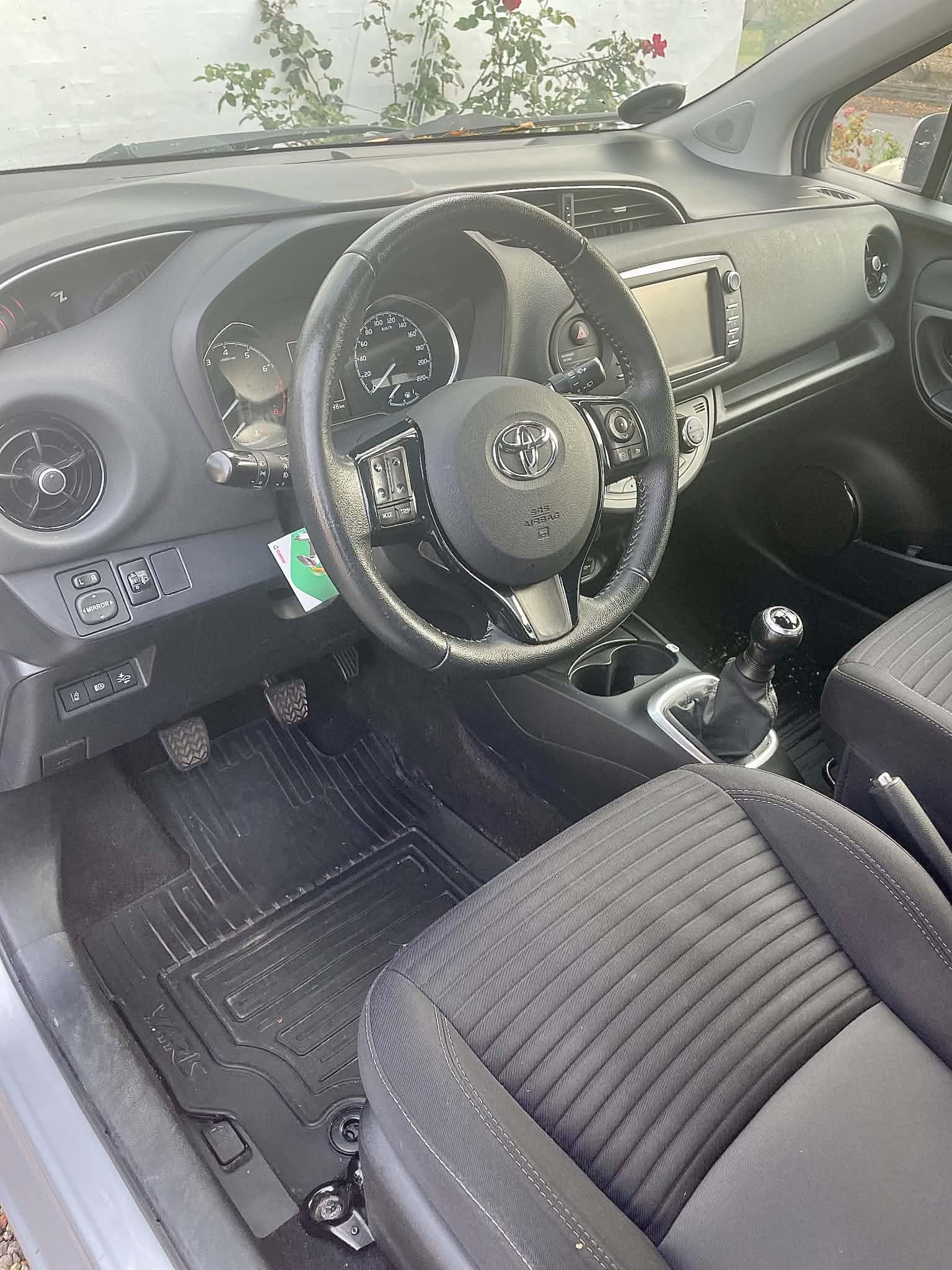 Grå Toyota Yaris fra 2019