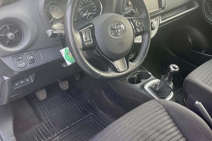 Grå Toyota Yaris fra 2019