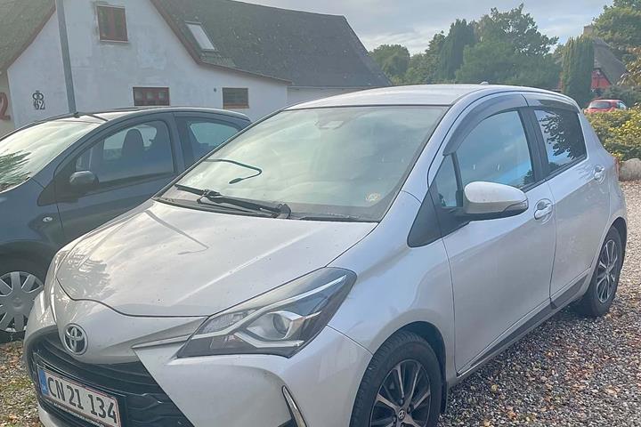Grå Toyota Yaris fra 2019