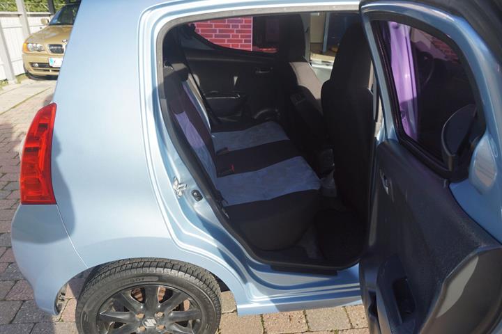 Blå Suzuki Alto fra 2011