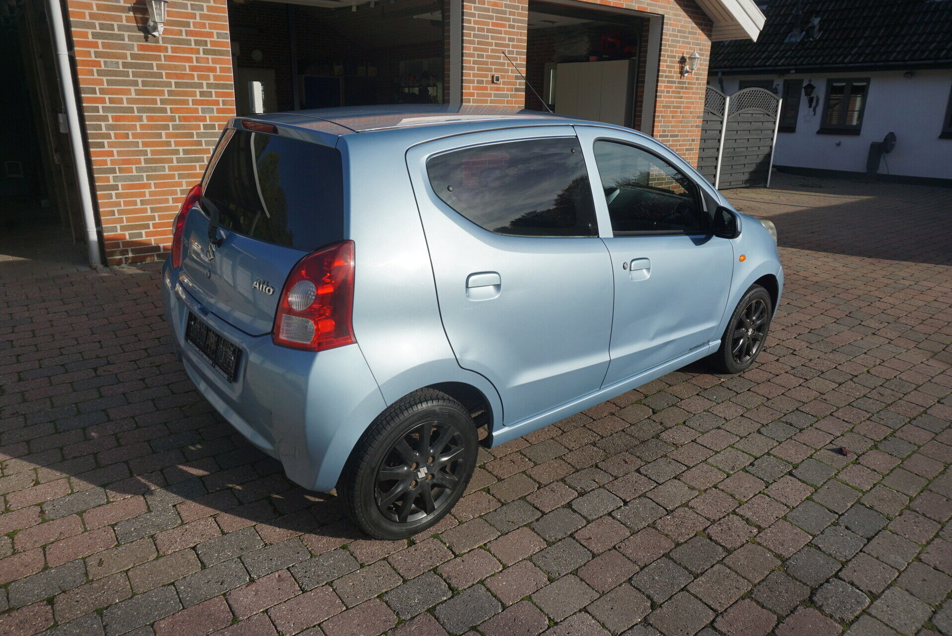 Blå Suzuki Alto fra 2011