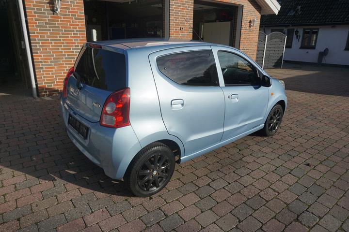 Blå Suzuki Alto fra 2011