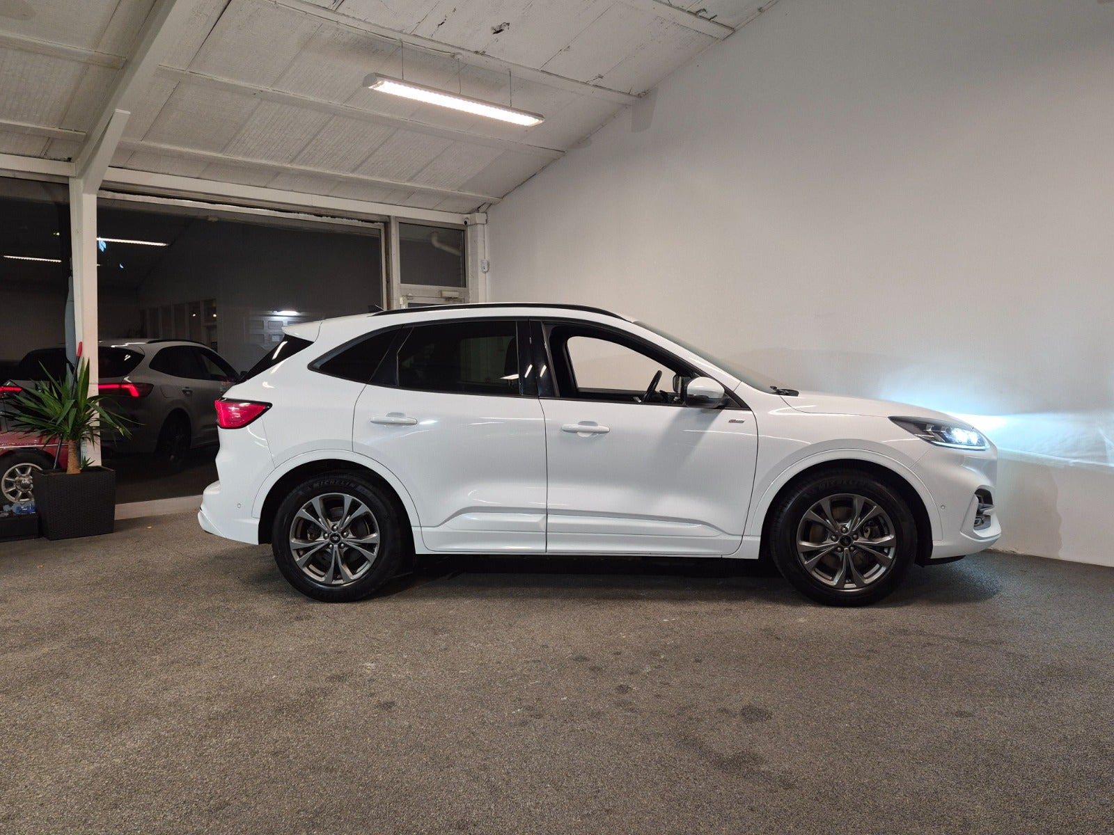 Hvid Ford Kuga fra 2021
