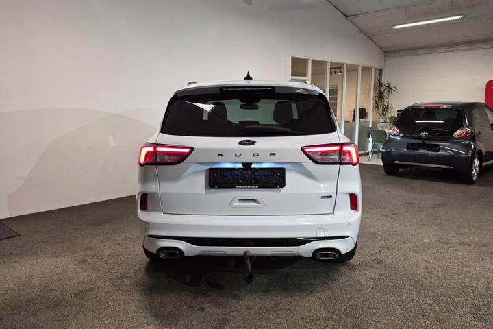 Hvid Ford Kuga fra 2021