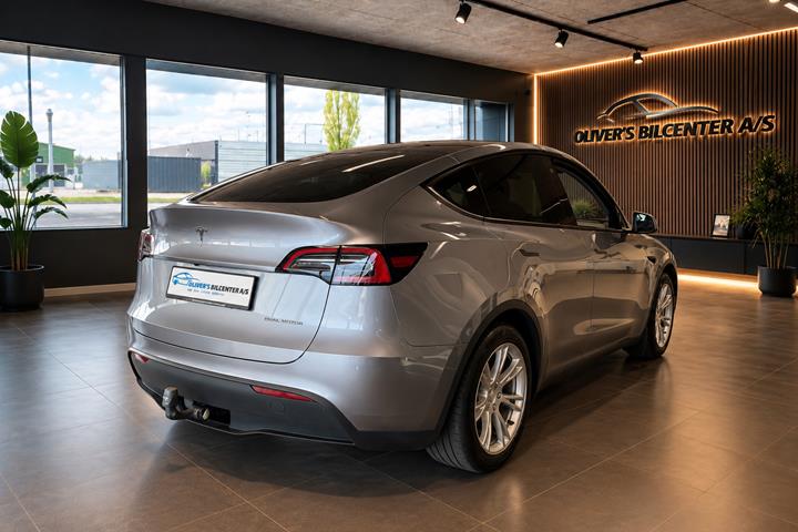 Grå Tesla Model Y fra 2024