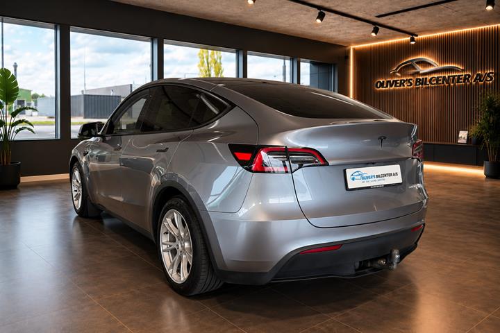 Grå Tesla Model Y fra 2024
